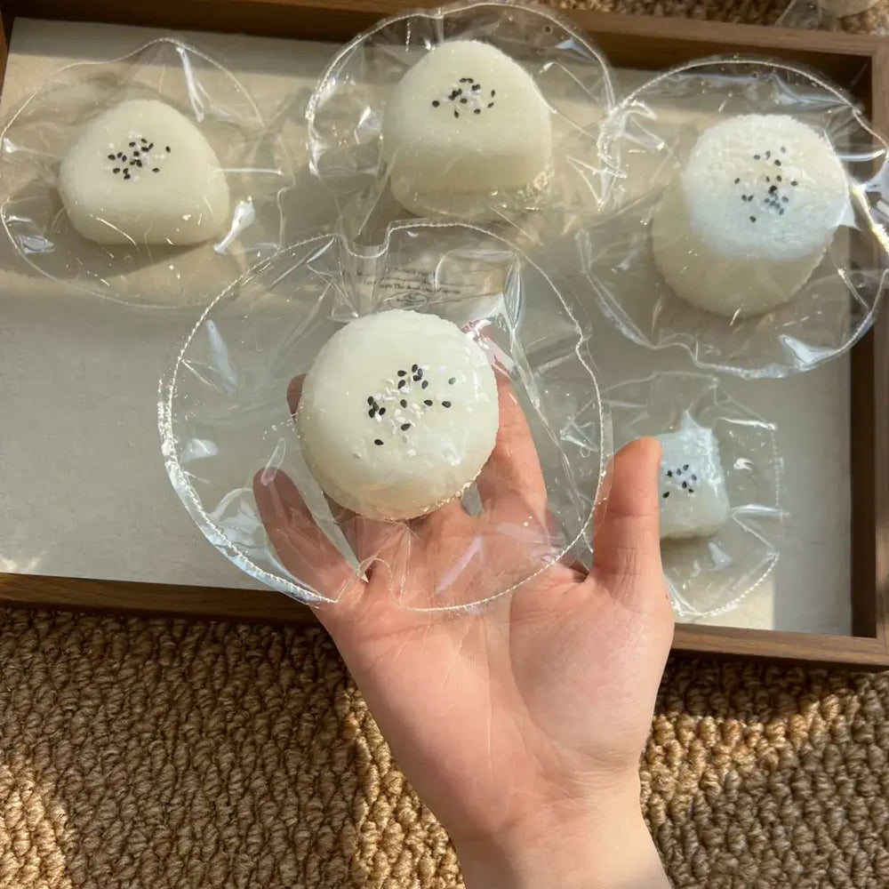 Handmade Cute Rice & Seal Mochi Squishy Toy - Soft ASMR Stress Relief Double-Layer Round Sticky Rice (~112g)