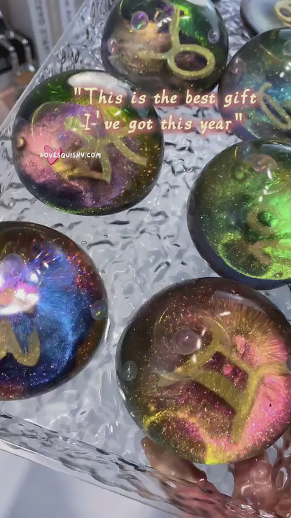 Przezroczyste galaktyczne kule squishy ze znakami zodiaku
